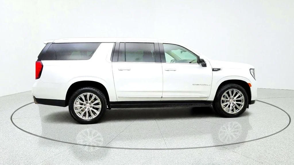Used 2022 White Frost Tricoat GMC 4WD 4dr Denali image 4