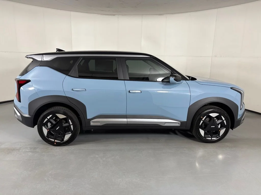 New 2027 Frost Blue / Black Roof Kia S image 9