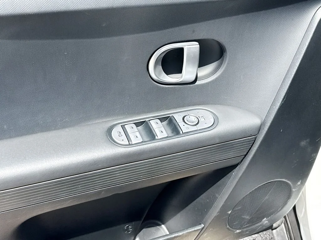 Used 2023 White Hyundai SE image 19