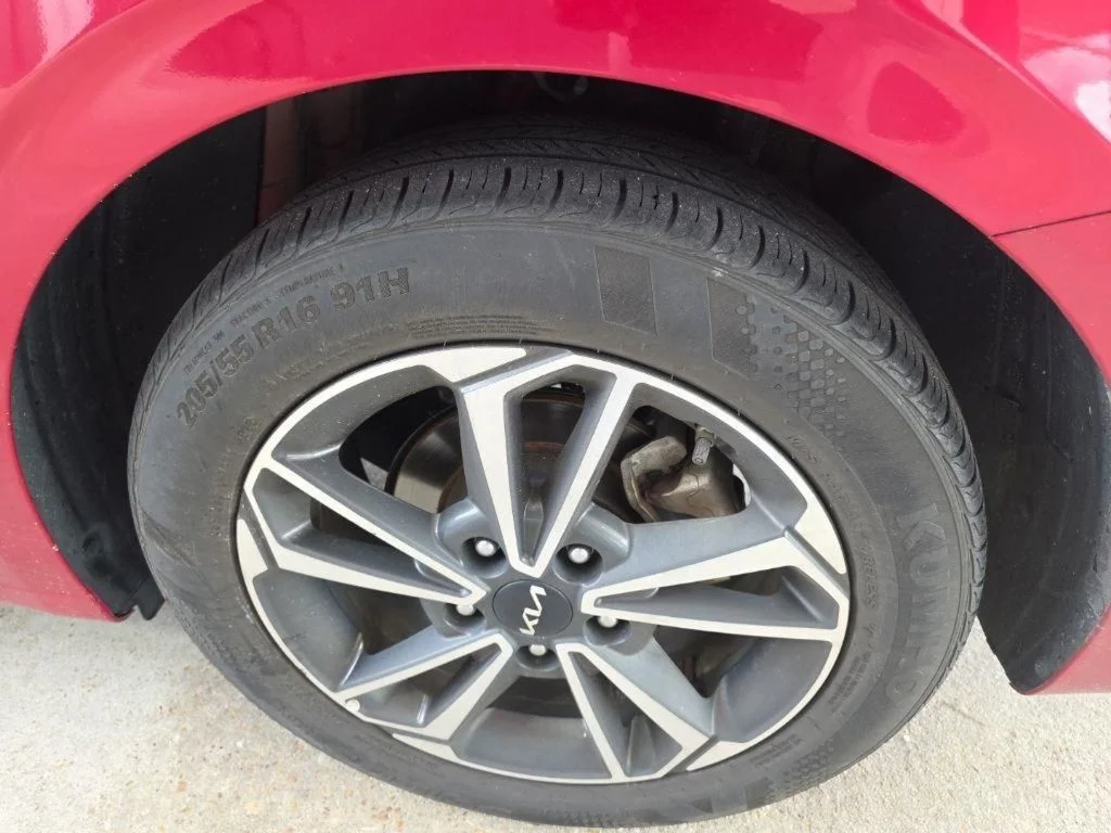 Used 2023 Red Kia LXS image 14