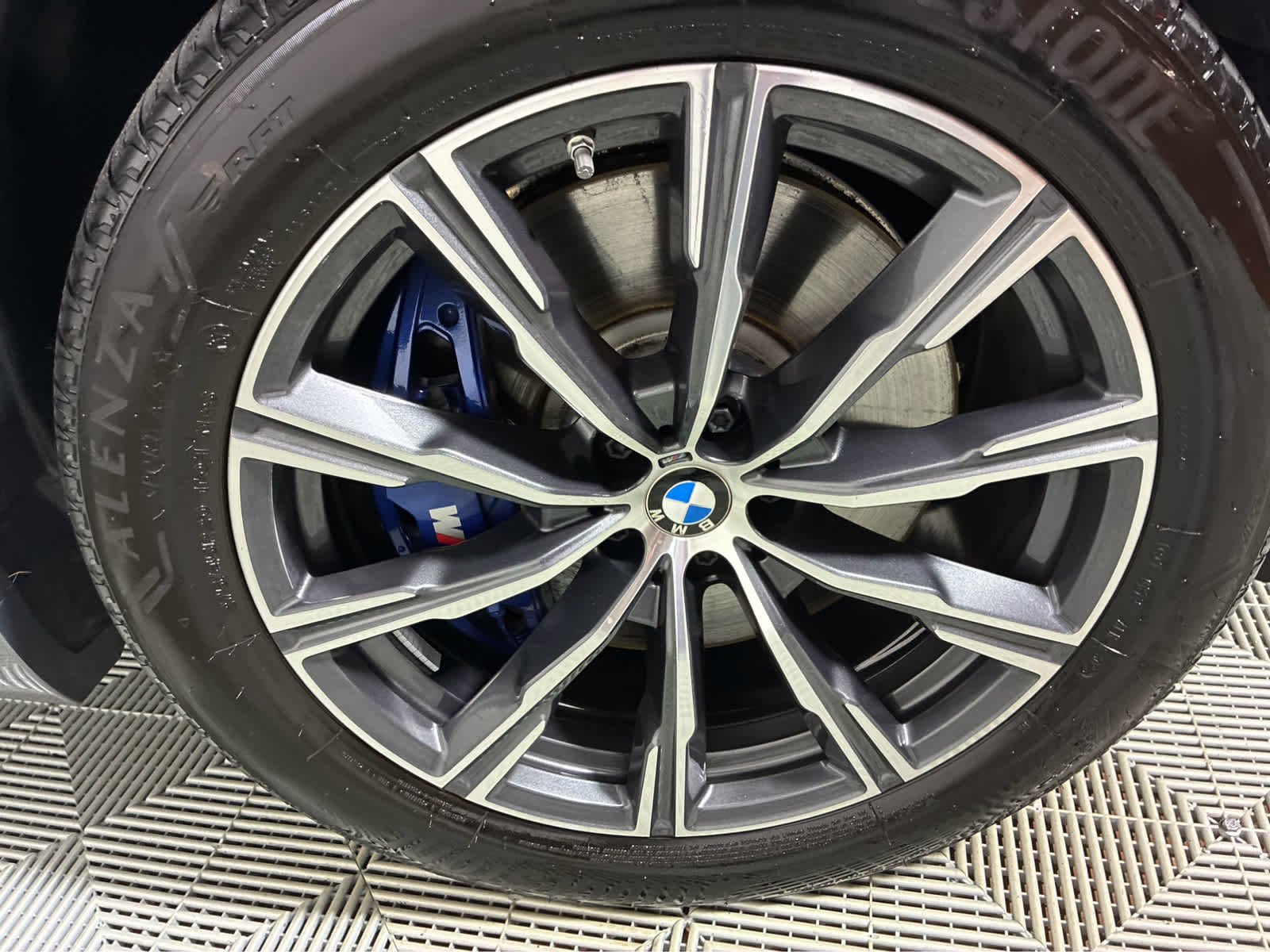 Used 2024 Skyscraper Grey Metallic BMW M60i image 11