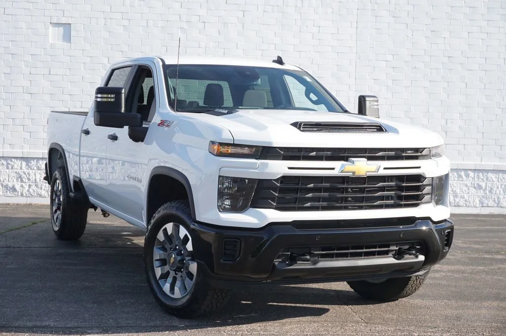 New 2026 Summit White Chevrolet Custom image 4