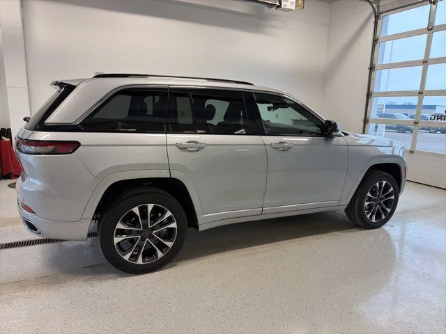 2022 Jeep Grand Cherokee Overland - Photo 10