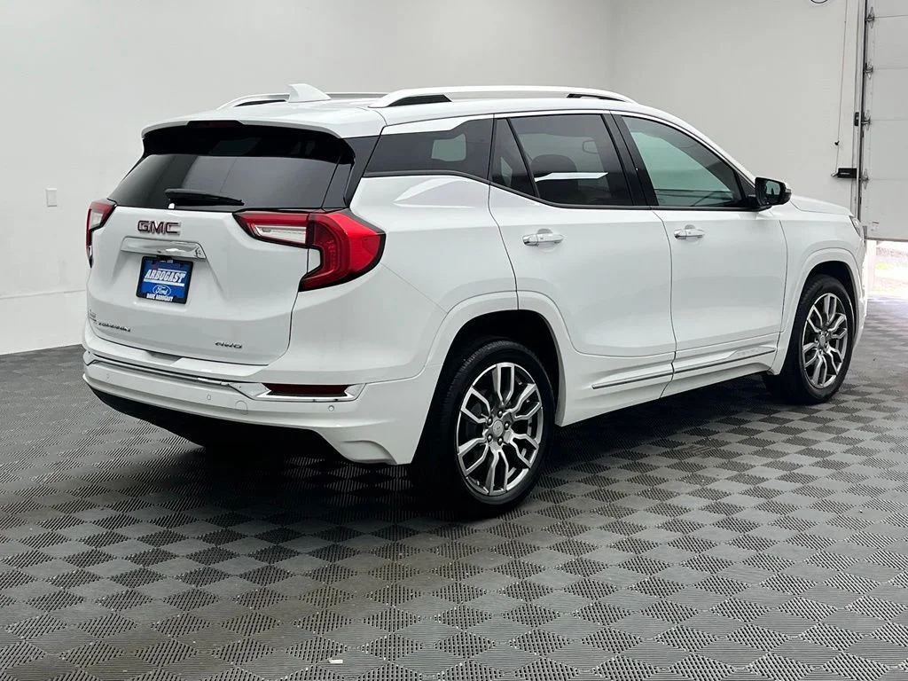 Used 2024 White GMC Denali image 9