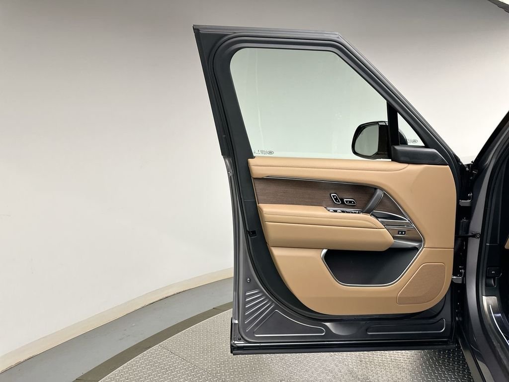 New 2026 Eiger Grey Metallic Land Rover SE image 9