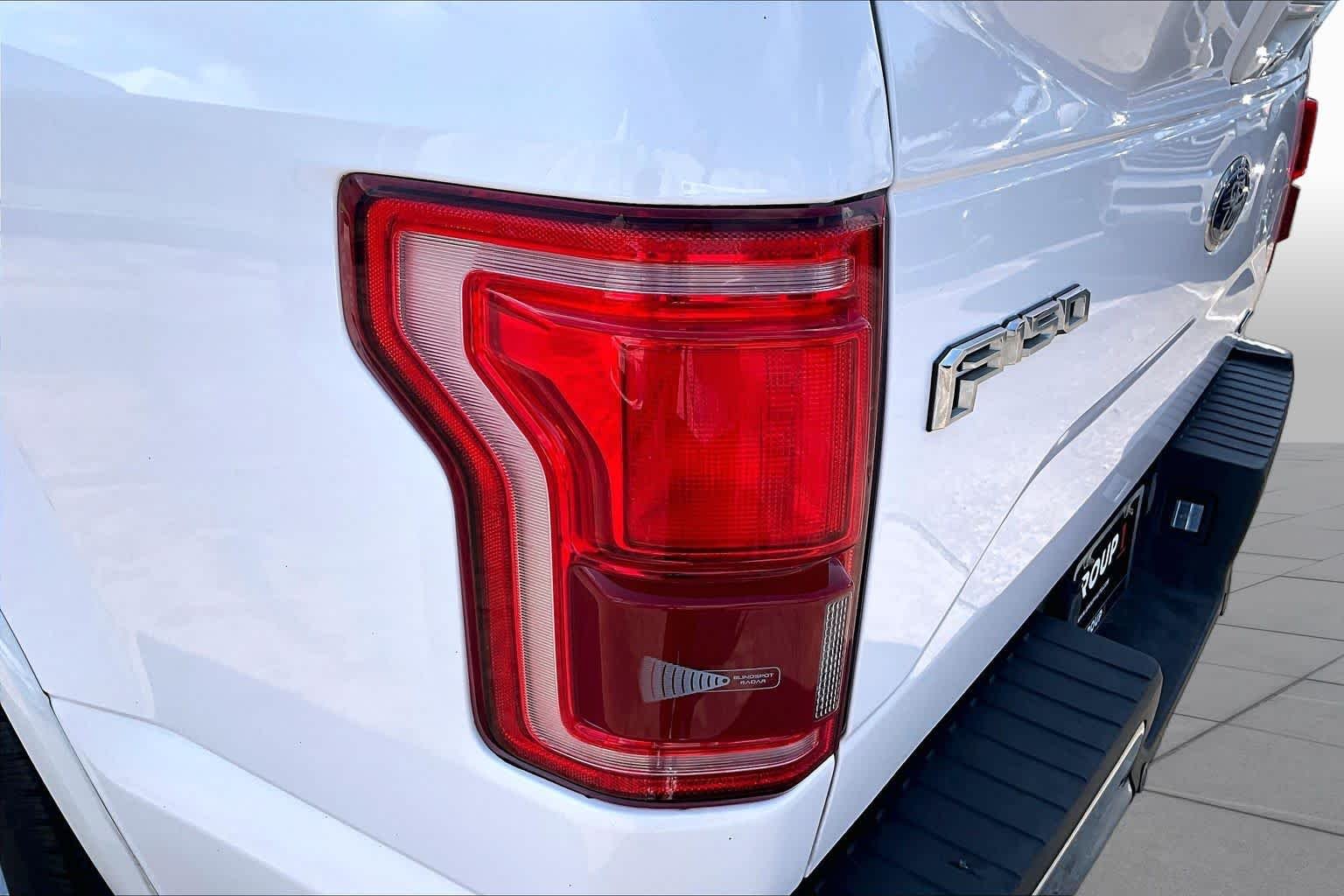 Used 2015 Oxford White Ford Lariat image 28