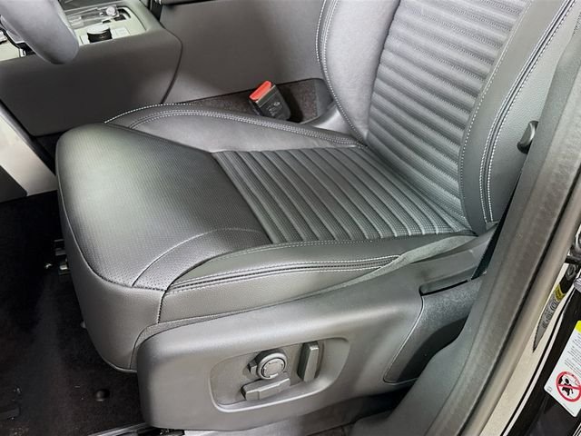 New 2026 Santorini Black Land Rover Dynamic SE image 22
