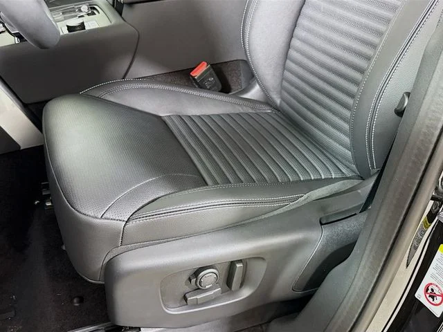 New 2026 Black Land Rover Dynamic SE image 22