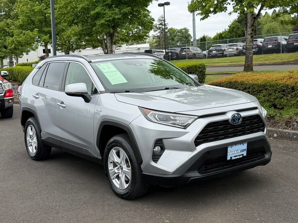 Used 2020 Silver Sky Metallic Toyota XLE image 1