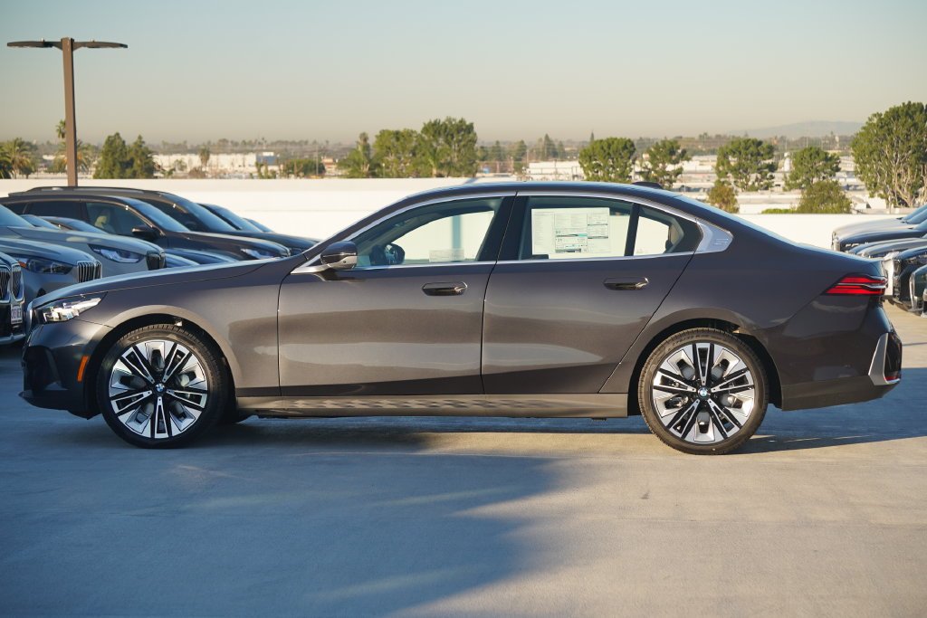Used 2026 Dark Graphite BMW 530i image 4