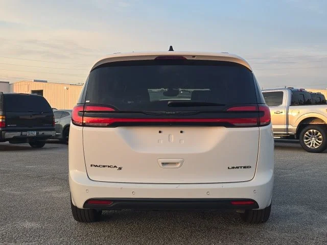 Used 2025 White Chrysler Limited image 4