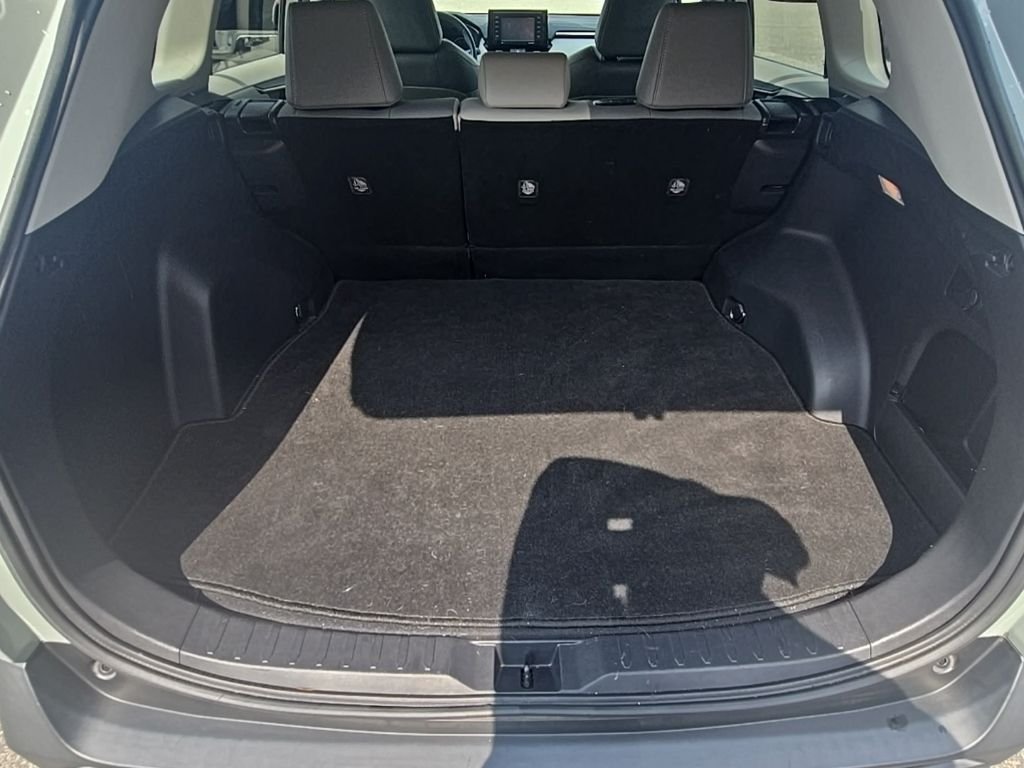 Used 2020  Toyota XLE Premium image 10