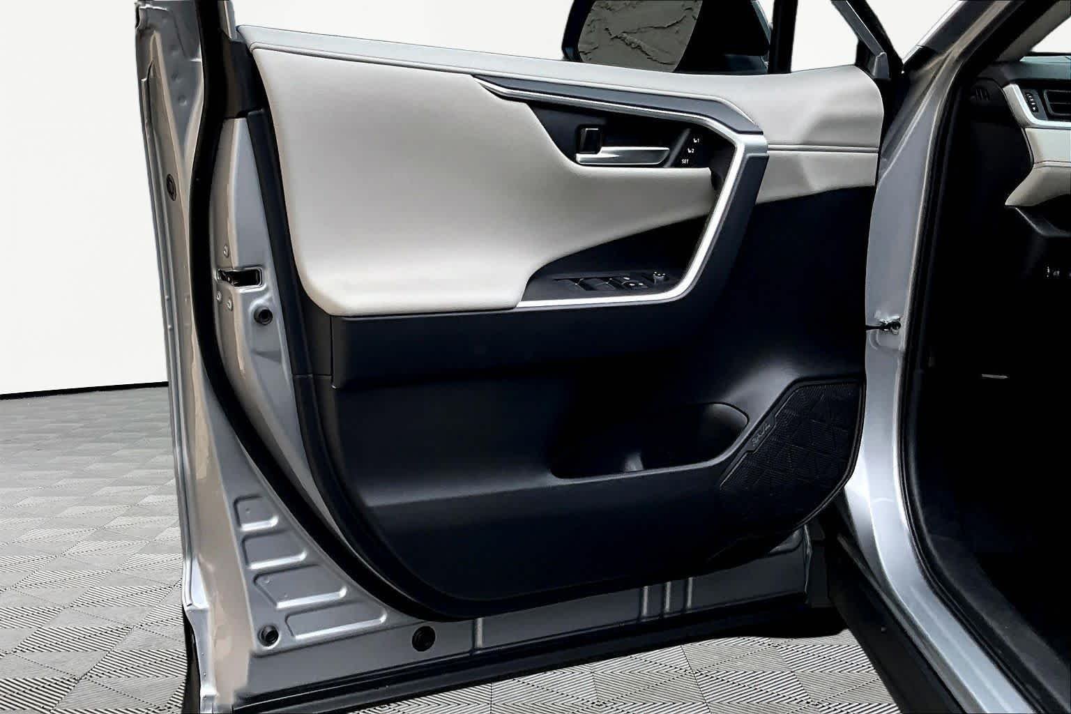Used 2025 Silver Sky Metallic Toyota Limited image 22