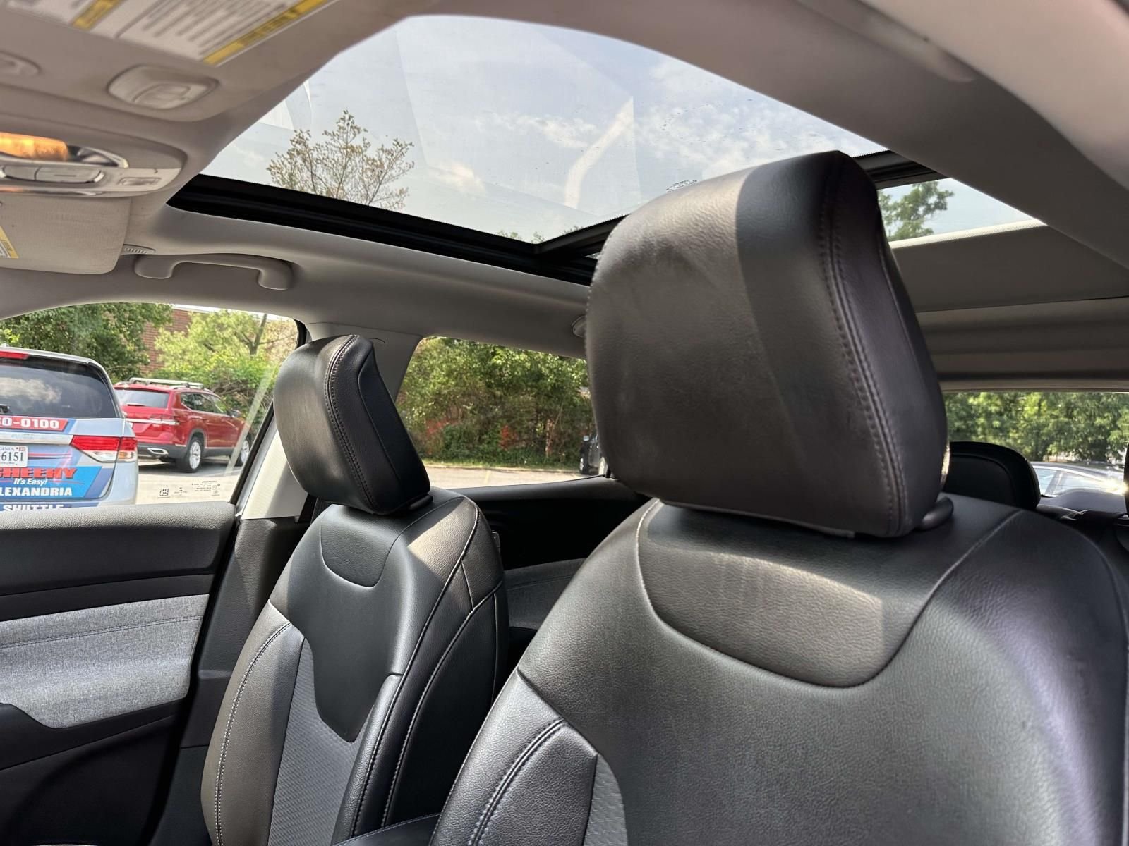 Used 2022 Silver Jeep Latitude image 10