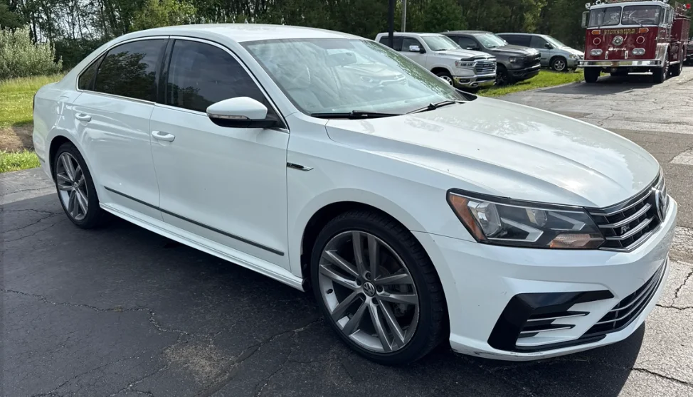 2017 Volkswagen Passat 1.8T R-Line w/ Comfort Pkg. Auto's photo