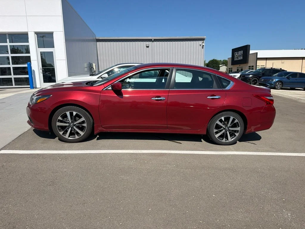 Used 2016 Red Nissan 2.5 SR image 4