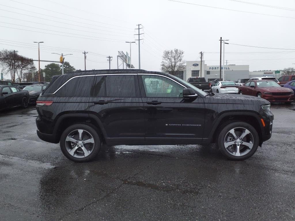 New 2024 Diamond Black Crystal Pearlcoat Jeep  image 20