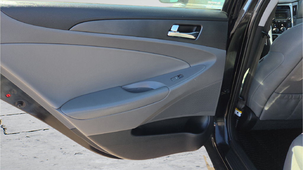 Used 2014 Black Hyundai GLS image 43