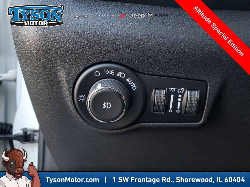 New 2026 Bright White Clearcoat Jeep Latitude image 19