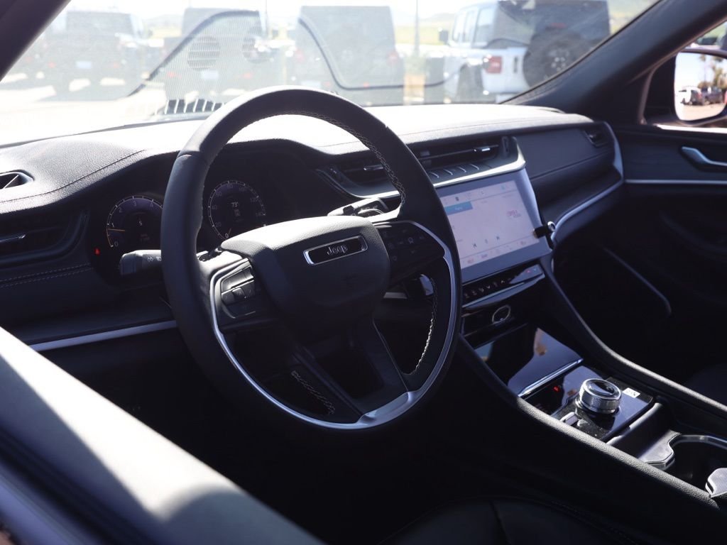 New 2026 Bright White Clear-Coat Exterior Paint Jeep Limited image 13