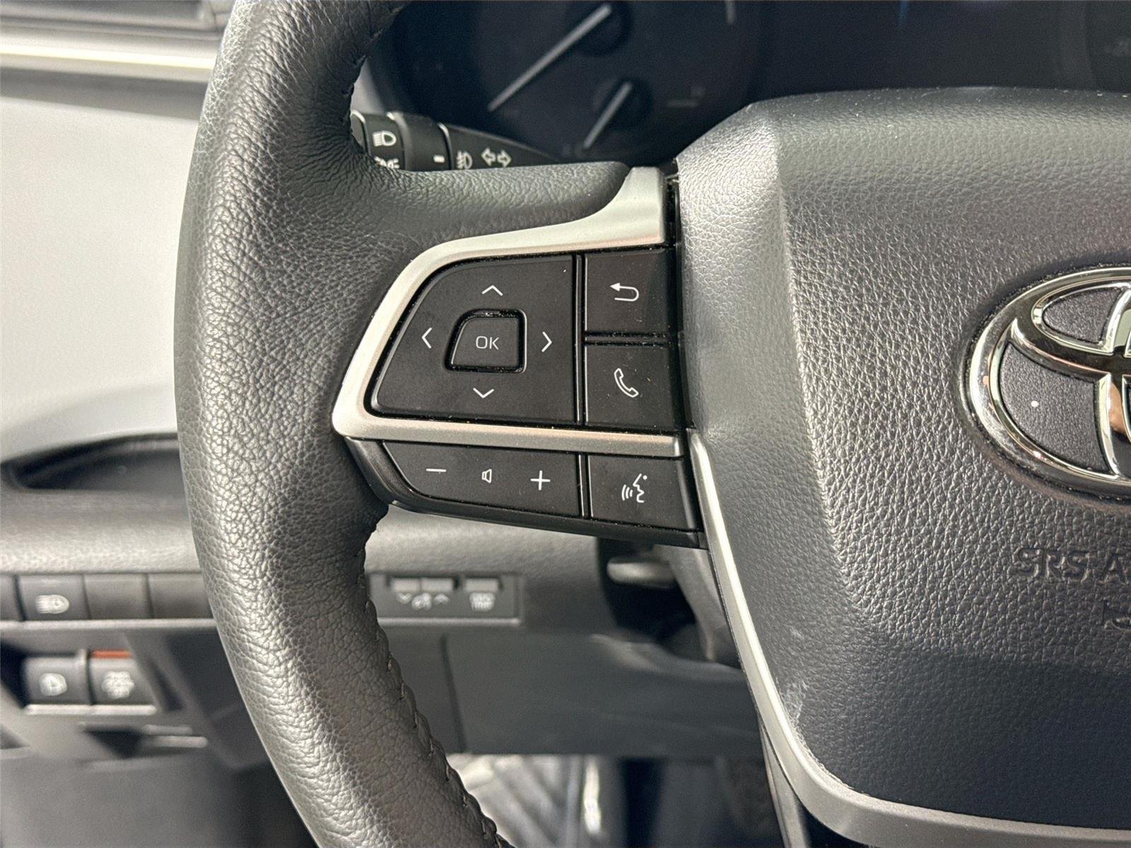 Used 2026 Wind Chill Pearl Toyota XLE 8-Passenger image 18