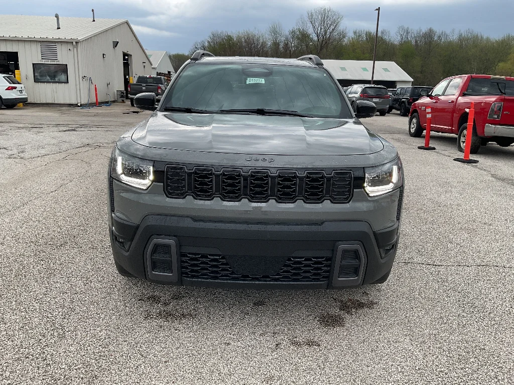 New 2026 Sting-Gray Clear-Coat Exterior Paint Jeep Limited 4x4 image 2