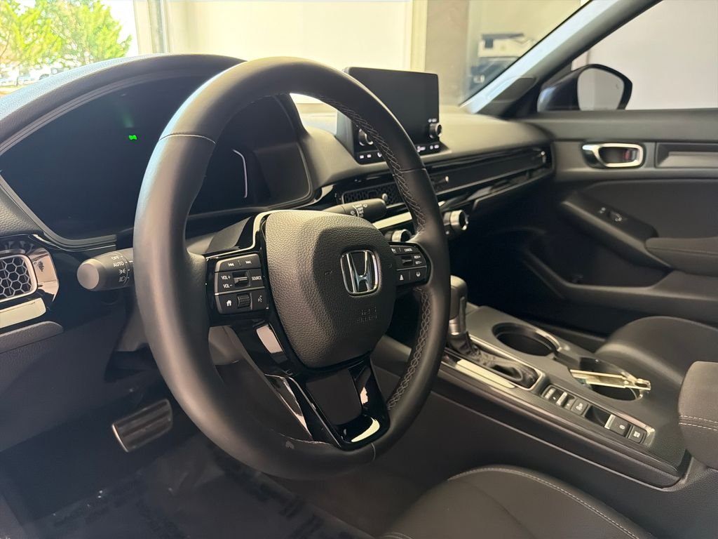 Used 2025  Honda Sport image 16