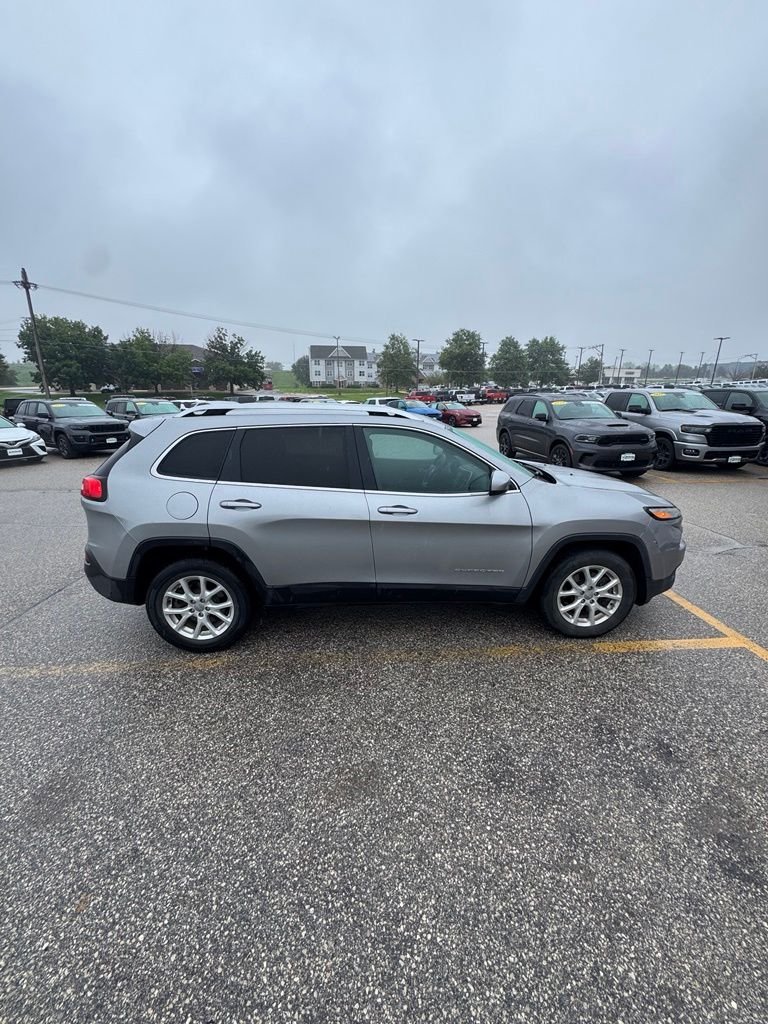 Used 2016 Silver Jeep Latitude image 2