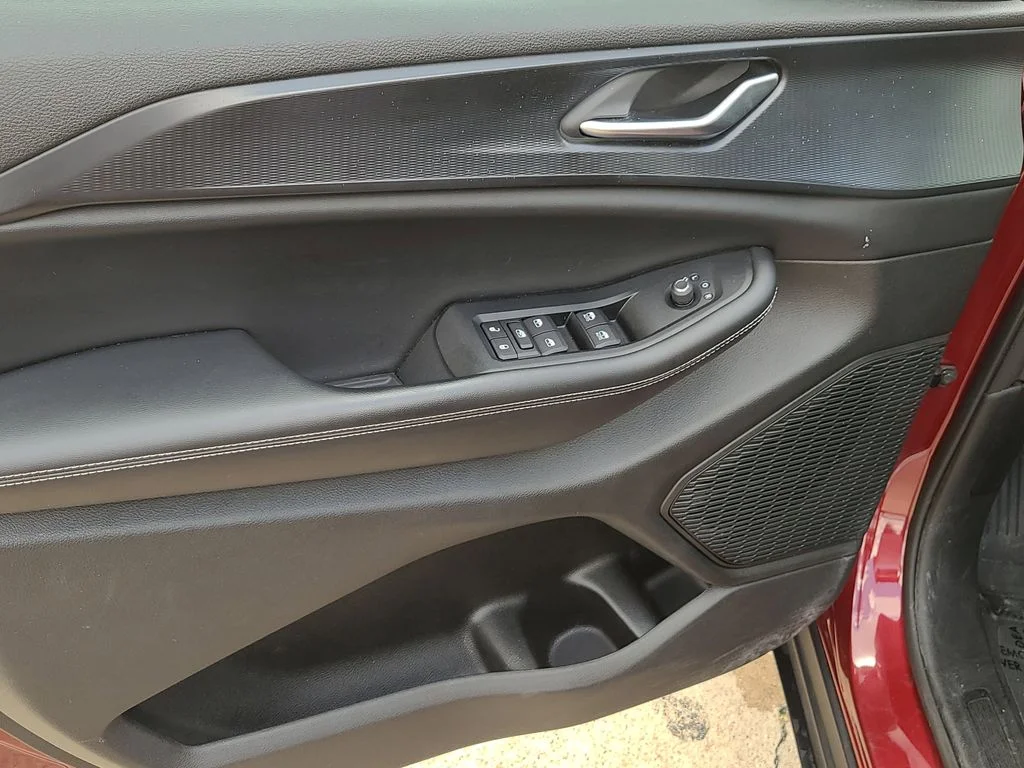 Used 2023 Red Jeep Altitude image 22