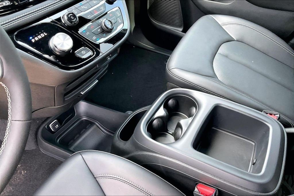 New 2026 Chrysler Pacifica Select 4D Passenger Van