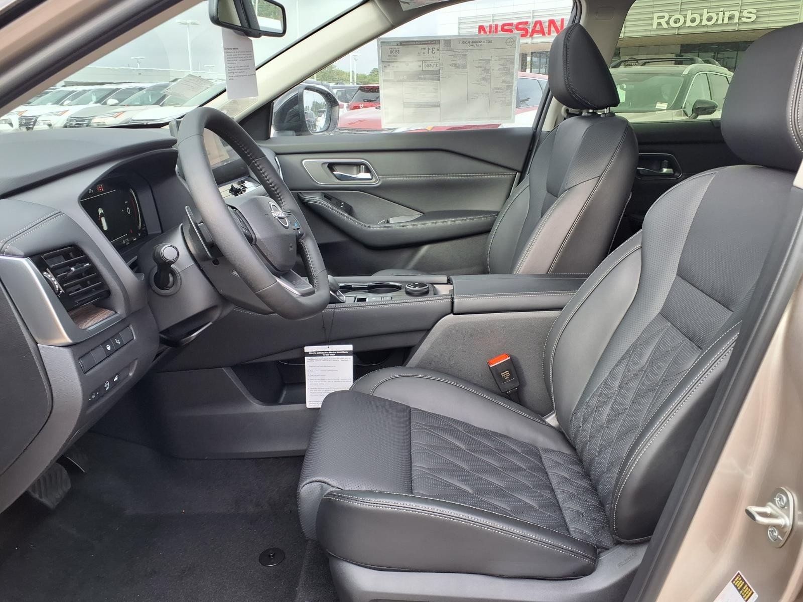 New 2026 Champagne Silver Metallic / Super Black Two-tone Nissan Platinum image 4