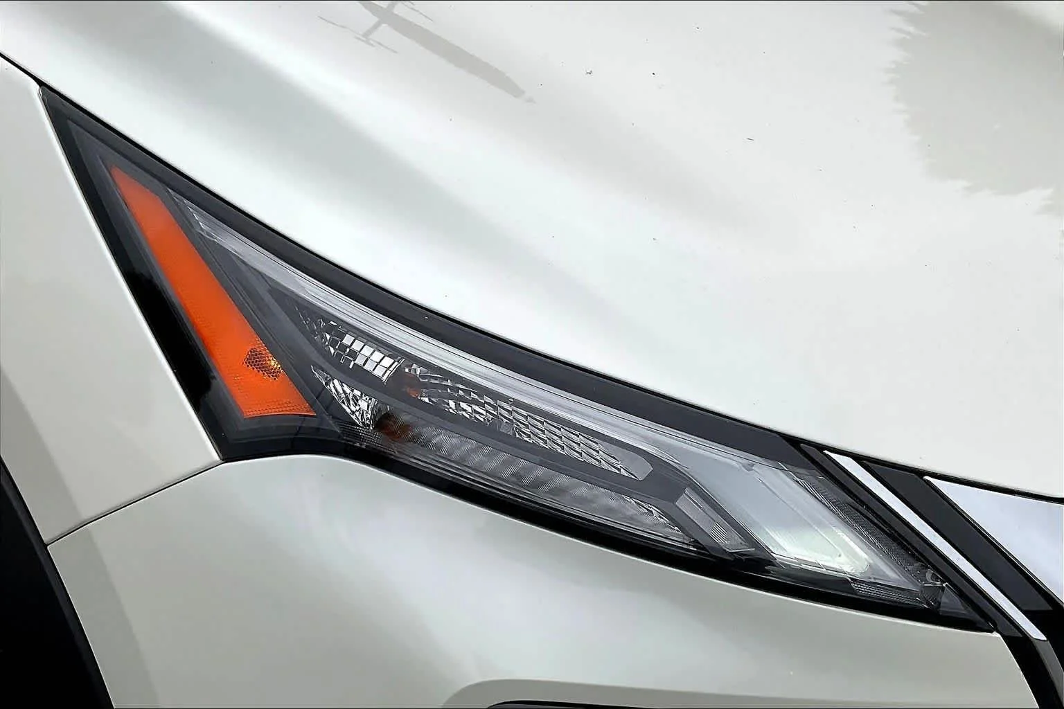Used 2023 Pearl White Tricoat Nissan SV image 27