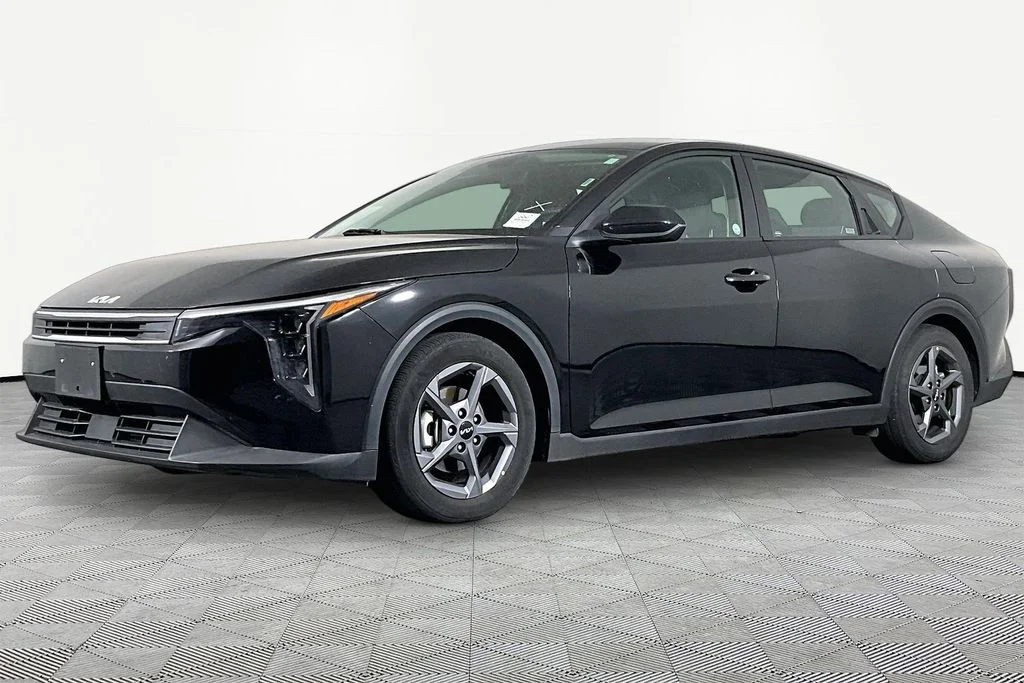 2025 Kia K4 LXS AT's photo