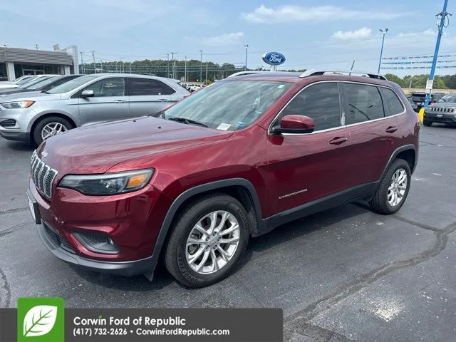 Used 2019 Velvet Red Pearlcoat Jeep Latitude image 3