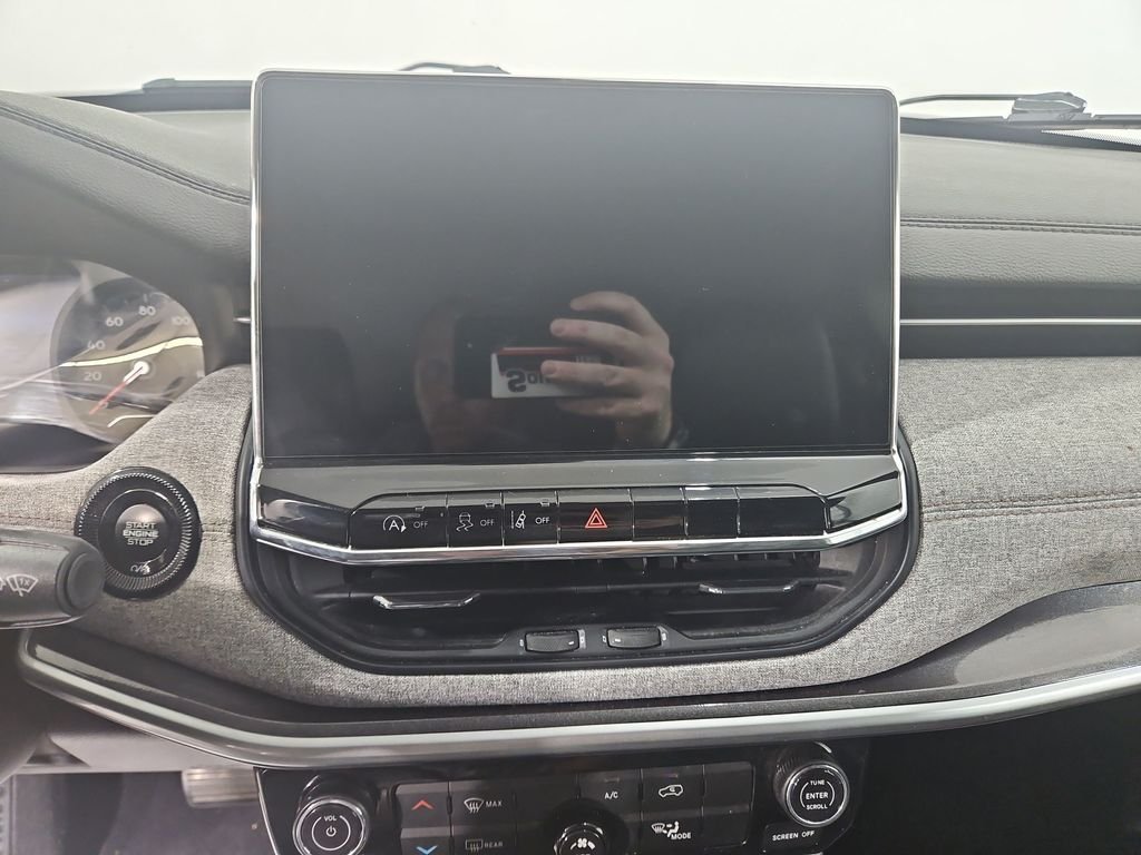 Used 2022 Gray Jeep Latitude Lux image 19