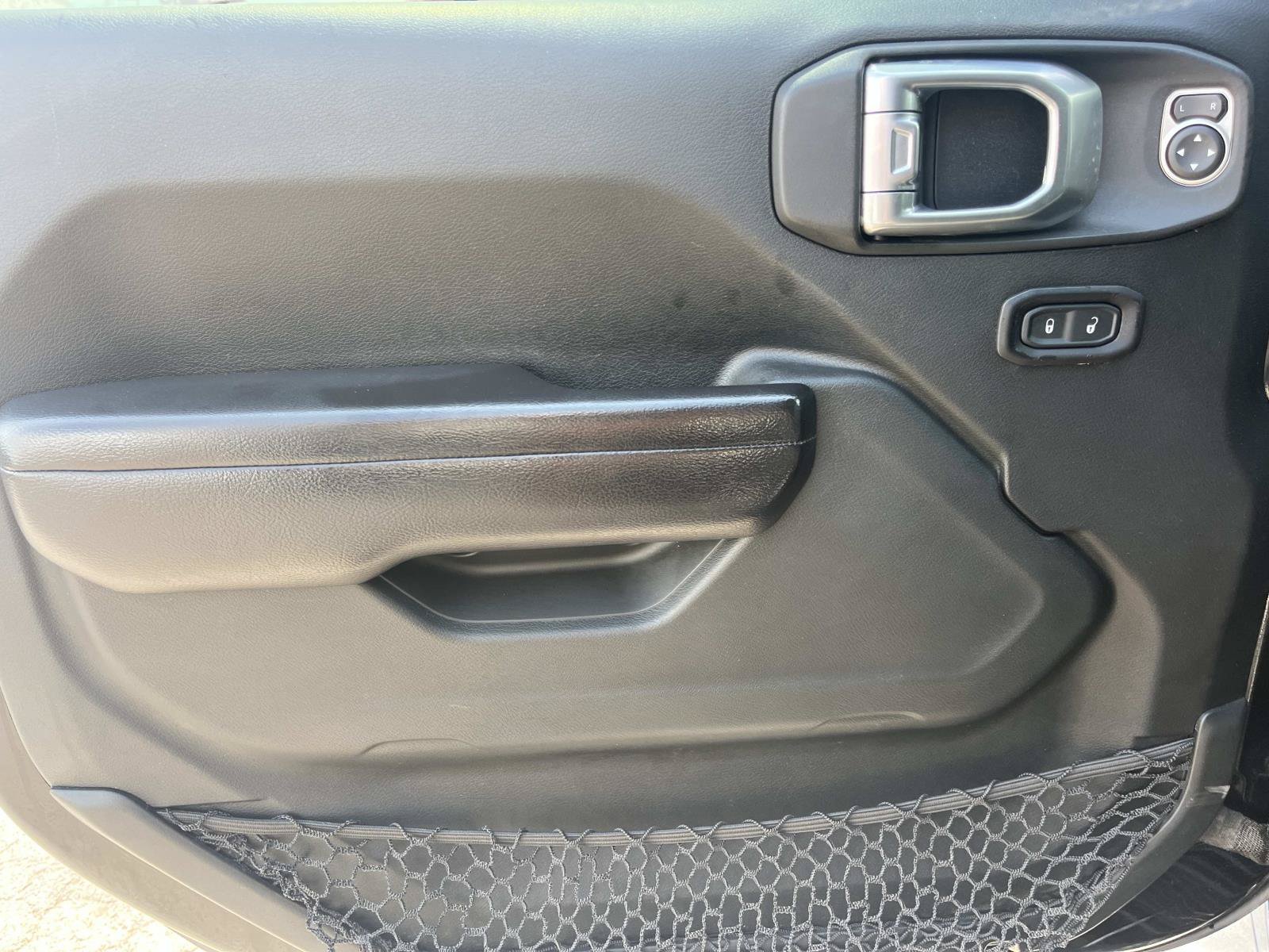 Used 2018 Black Clearcoat Jeep Sport S image 29