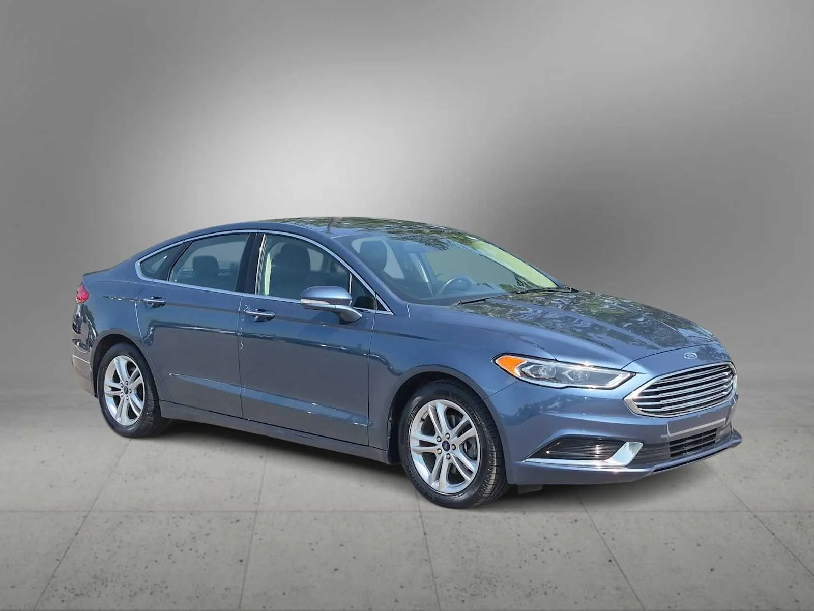 Used 2018 Blue Metallic Ford SE image 2