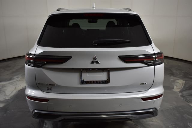 Used 2025  Mitsubishi SEL image 8