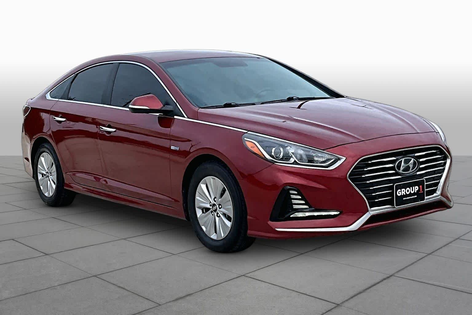 Used 2018 Cosmopolitan Red Hyundai SE image 3