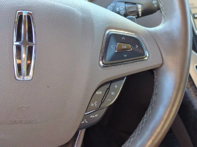 Used 2018 Black Lincoln Reserve image 17