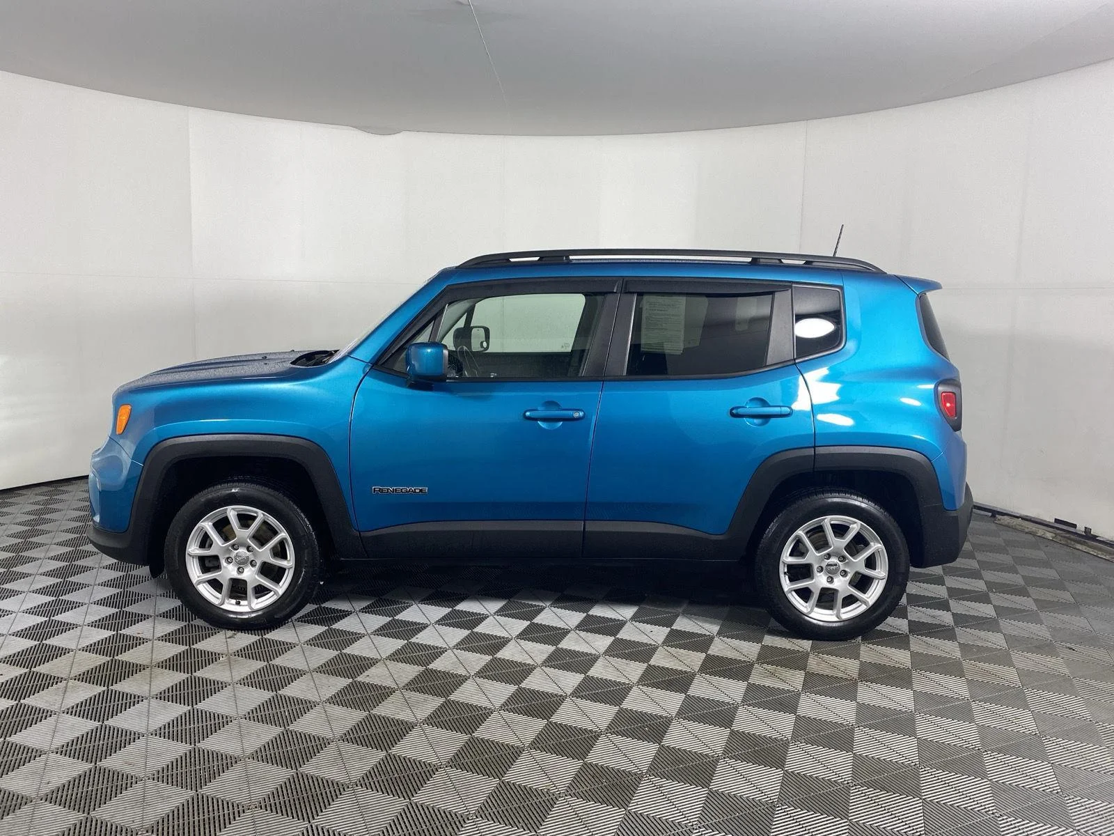 Used 2021 Bikini Metallic Clearcoat Jeep Latitude image 6