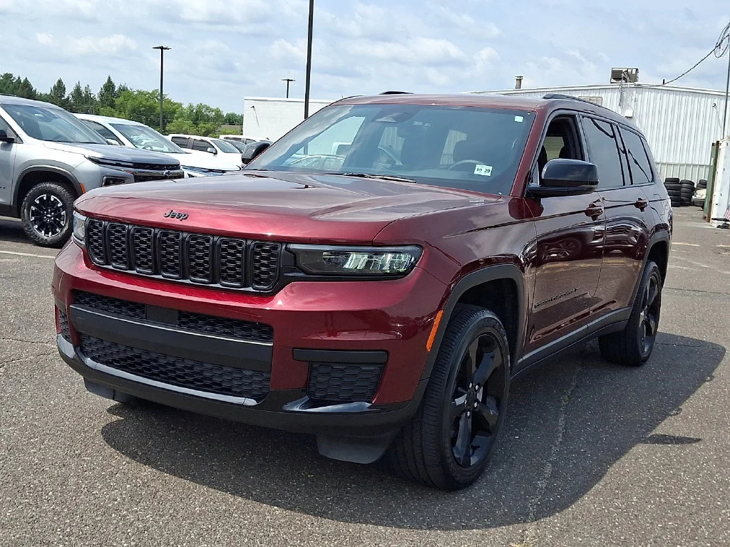 Used 2024 Red Jeep Altitude X image 5