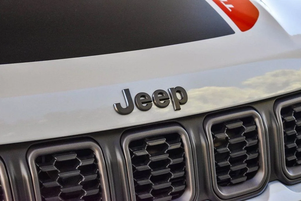 New 2026 Silver Zynith Metallic Clear-Coat Exterior Paint Jeep Trailhawk image 9