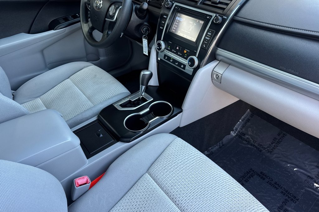 Used 2014 Silver Toyota LE image 19