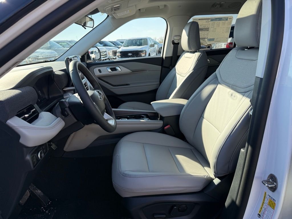 New 2026 Star White Metallic Tri-Coat Ford Active image 5