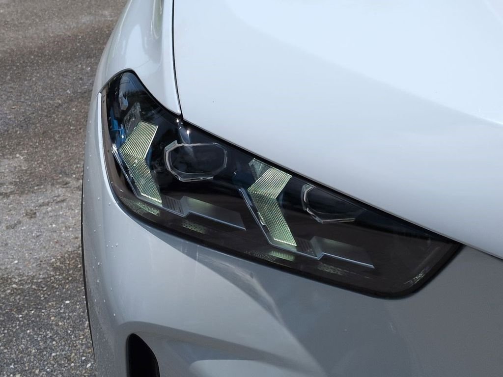 New 2026 Alpine White BMW xDrive40i image 10