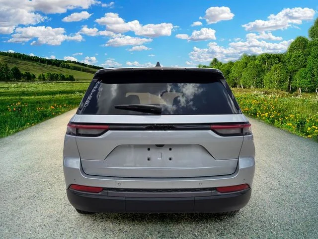 New 2026 Silver Zynith Exterior Paint Jeep Limited image 5
