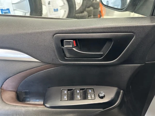 Used 2017 Silver Toyota LE image 20