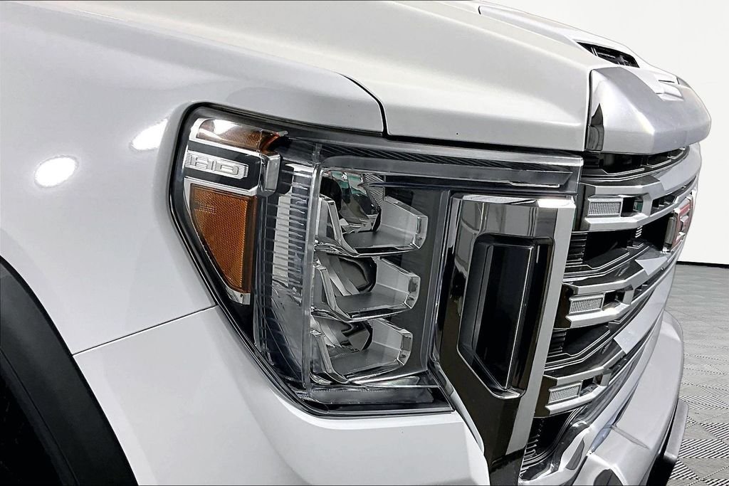 Used 2022 White GMC SLE image 27