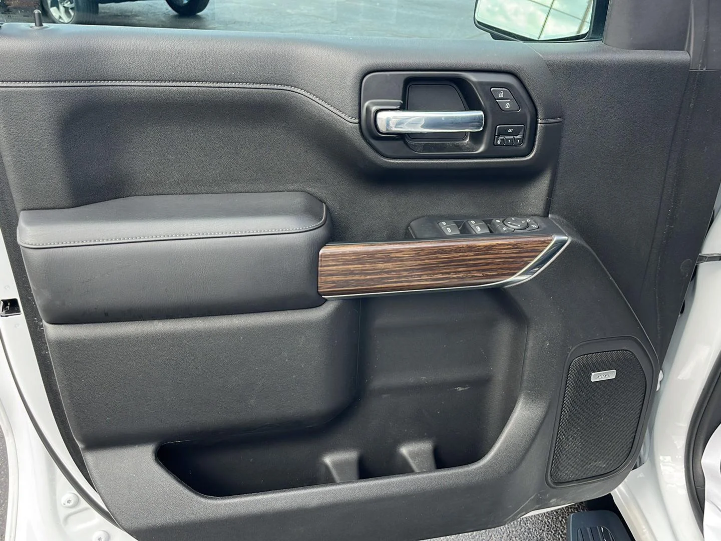 Used 2022 Iridescent Pearl Tricoat Chevrolet High Country image 17